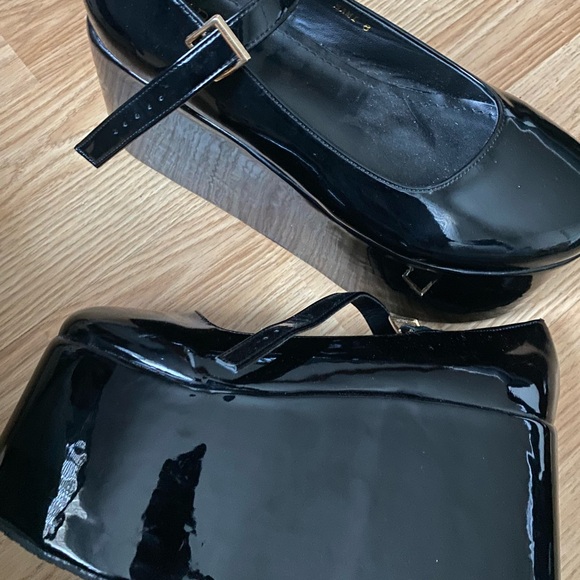 Dolls Kill heel (high pump) 
Worn once for a photoshoot - Picture 2 of 7